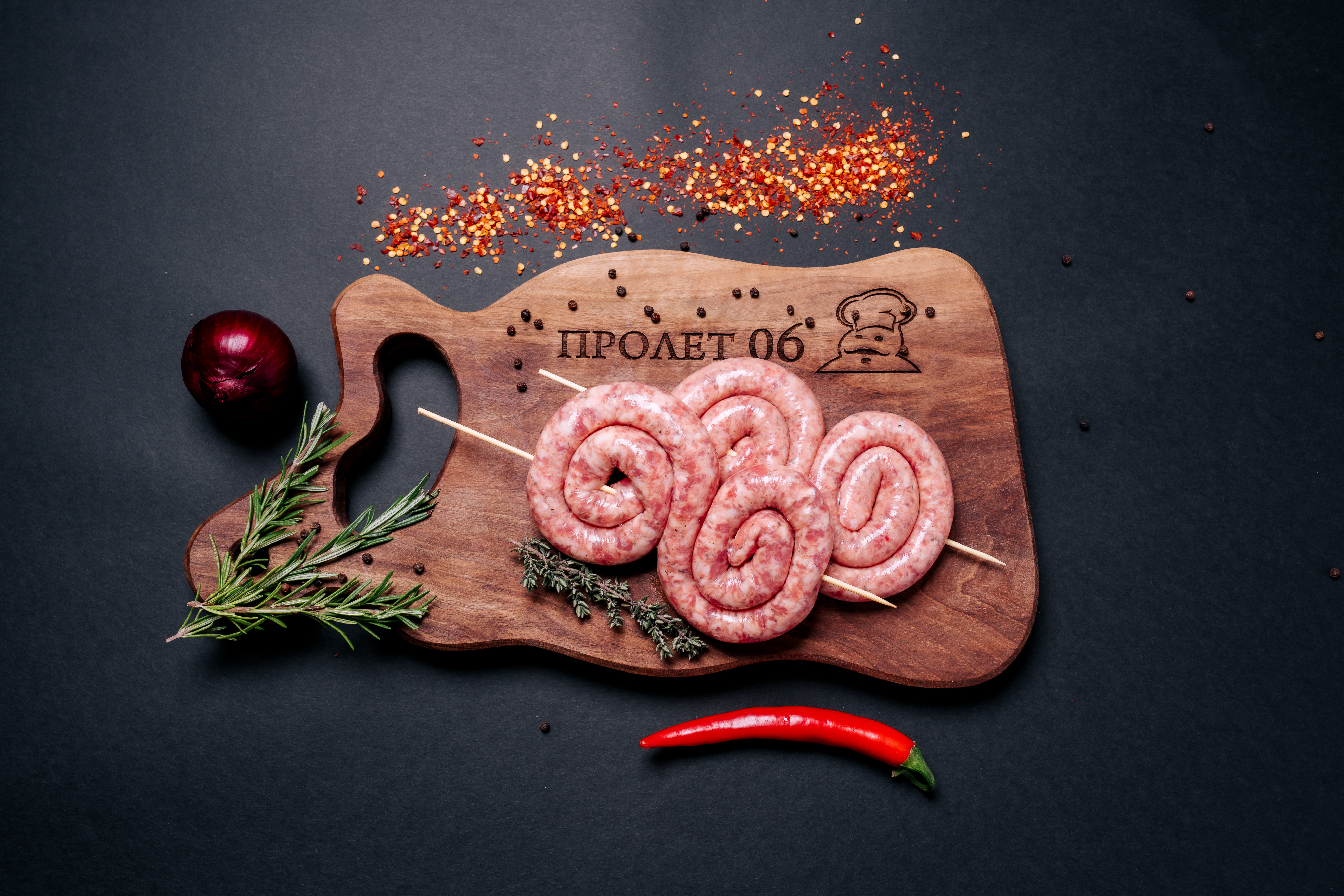 Свинска сурова наденица на шиш